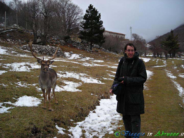 15-DSCN0529+.jpg - 15-DSCN0529+.jpg - Davide e il ... nuovo amico appena conosciuto nel  "Centro visita del Daino".   