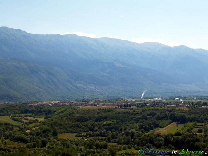 20-P5206268+.jpg - 20-P5206268+.jpg - Il massiccio del Morrone (2.061 m.) visto da Vittorito.