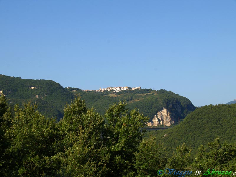01-P1011772+.jpg - 01-P1011772+.jpg - Borrello visto dalla vallata del Sangro.