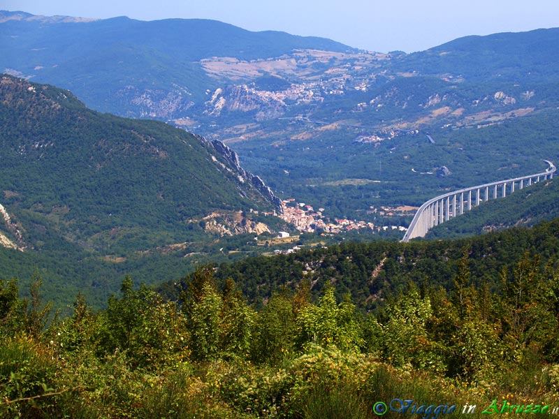 19-P1011961+.jpg - 19-P1011961+.jpg -  Dal paese si gode, in direzione est, un panorama mozzafiato  sulla sottostante vallata del fiume Sangro.