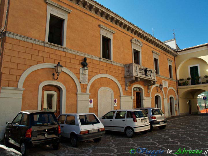 03-P8229154+.jpg - 03-P8229154+.jpg - Il palazzo baronale, attualmente sede del Municipio.