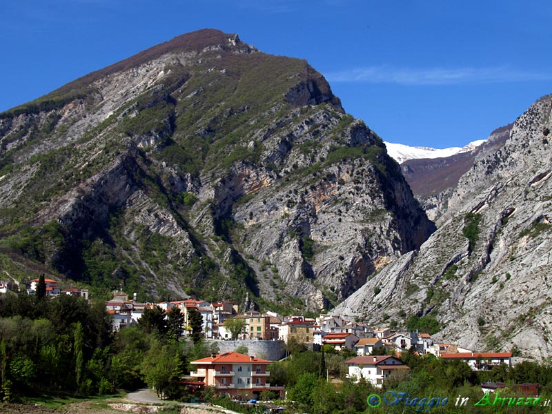 01-P4203135+.jpg - 01-P4203135+.jpg - Panorama di Fara San Martino. L'antica località, di origine longobarda, può essere considerata la capitale mondiale della pasta per la presenza dei celeberrimi pastifici De Cecco, Del Verde e Cocco, che esportano i loro ineguagliabili prodotti in ogni angolo del pianeta.