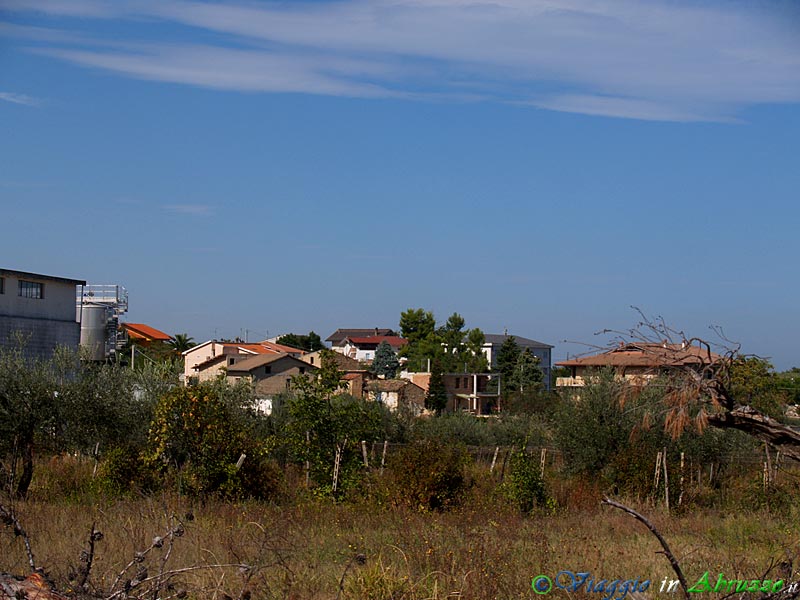 01-PA032612+.jpg - 01-PA032612+.jpg - Panorama del minuscolo centro di Giuliano Teatino.