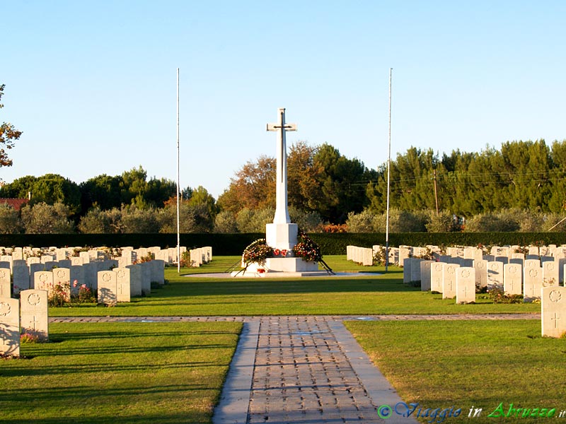 04-PB144084+.jpg - 04-PB144084+.jpg - Il Cimitero Canadese di Guerra del Fiume Moro (Moro River War Canadian Cemetery), situato a sud del centro abitato, ai margini della S.S. 16-Adriatica. Nel Sacrario riposano le spoglie di 1.615 soldati, in massima parte canadesi appartenenti al Loyal Edmonton Rgt., caduti durante le sanguinose battaglie che si svolsero a lungo in questa zona, dove i tedeschi avevano eretto la linea fortificata "Gustav", che si estendeva da Ortona alla foce del Garigliano, passando per Cassino.