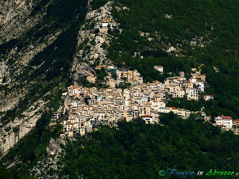 04-P4253533+.jpg - 04-P4253533+.jpg - Un suggestivo panorama del borgo, incastonato sul crinale roccioso dell'imponente massiccio della Majelletta (1.995 m.), all'imbocco del selvaggio vallone delle "Tre Grotte".
