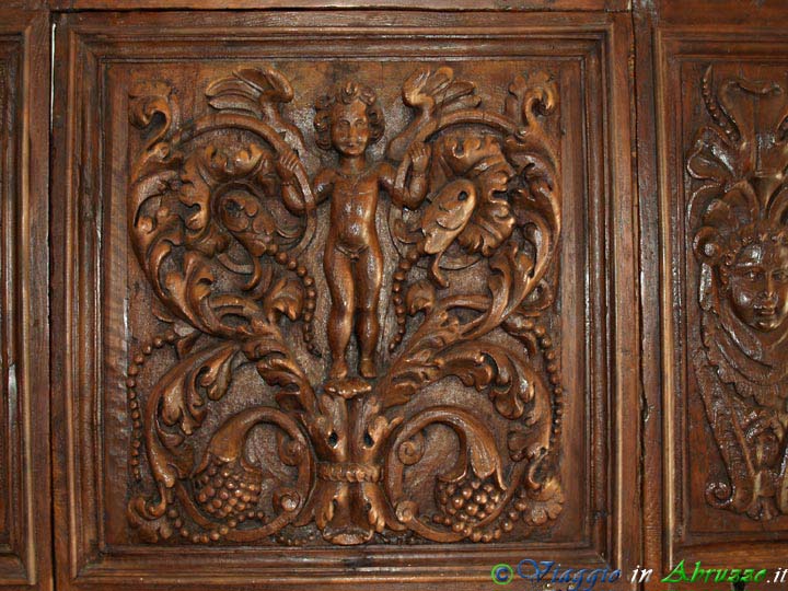 09-P8229404+.jpg - 09-P8229404+.jpg - Particolare del magnifico portale della chiesa di S. Nicola.