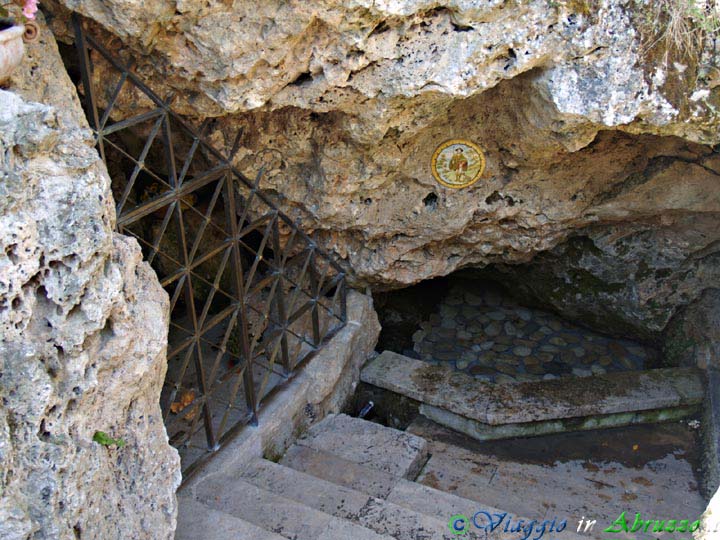 04-P8229308+.jpg - 04-P8229308+.jpg - La Grotta e  la Fontana di S. Rocco.  Nel piccolo centro è molto forte la devozione per S. Rocco, al quale è dedicata una tradizionale festa nella giornata del 16 Agosto. In questa ricorrenza i fedeli si recano a bere l'acqua che sgorga dalla 'Fontana Miracolosa', nella grotta del Santo.