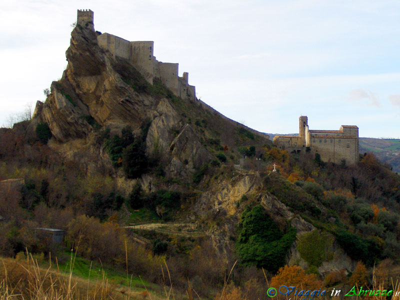 08-HPIM0071+.jpg - 08-HPIM0071+.jpg - Lo straordinario castello di Roccascalegna, edificato tra ilm '200 e il '400 sulla sommità di un gigantesco sperone roccioso a strapiombo sul sottostante paese. Ai piedi del maniero sorge la medievale chiesa di S. Pietro (XIII sec.).