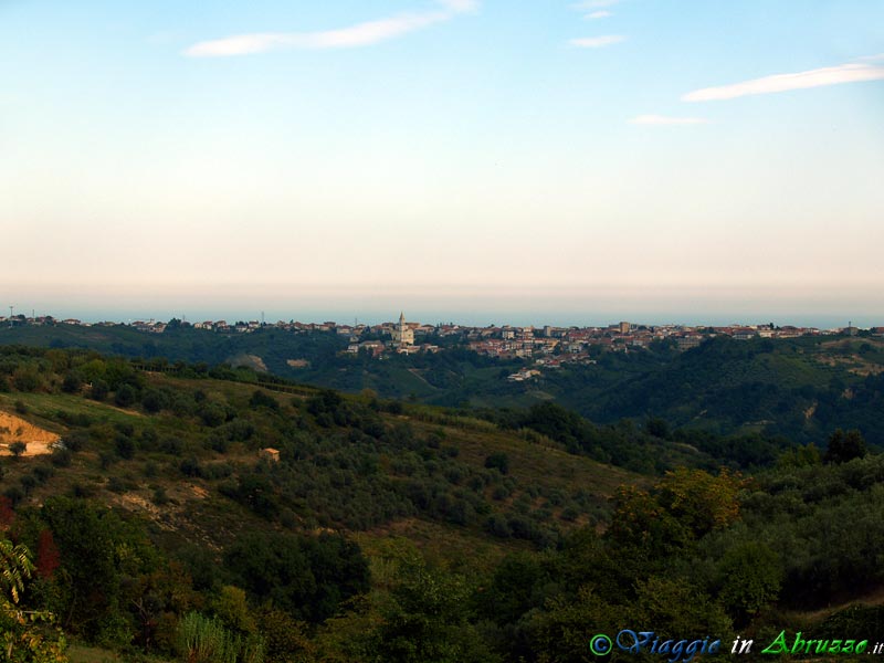 01-PA032644+.jpg - 01-PA032644+.jpg - Panorama di Tollo e del territorio circostante.