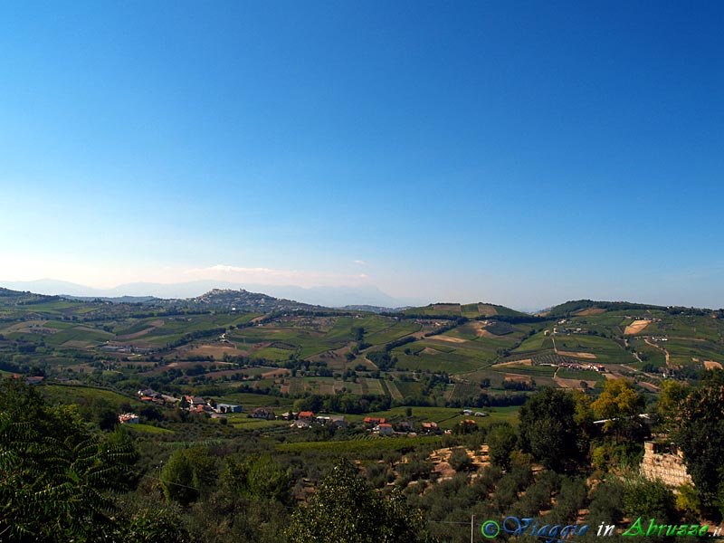 07-P9221698+.jpg - 07-P9221698+.jpg - Panorama dal borgo. La foto evidenzia gli immensi vigneti e uliveti che caratterizzano la maggior parte del territorio della provincia teatina.