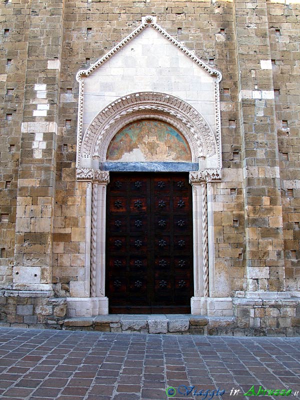 05-P1058062+.jpg - 05-P1058062+.jpg - La "Porta Santa" (1305, Rainaldo d'Atri), situata sulla fiancata destra della chiesa. Il duomo di Atri è una delle pochissime chiese al mondo ad avere una "Porta Santa". La porta, dichiarata "Santa" da Celestino V, viene aperta ogni anno, a metà Agosto, in occasione della festa dell'Assunta.