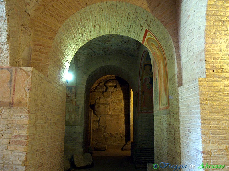 17-P6211782+.jpg - 17-P6211782+.jpg - L'antichissima 'cisterna romana' sotterranea. La cisterna, in origine piscina limaria dell'impianto termale (sono ancora visibili le due bocche di caduta delle acque), risale ad epoca romana, dalla repubblicana alla imperiale. Gli affreschi sono datati XIV e XV secolo.