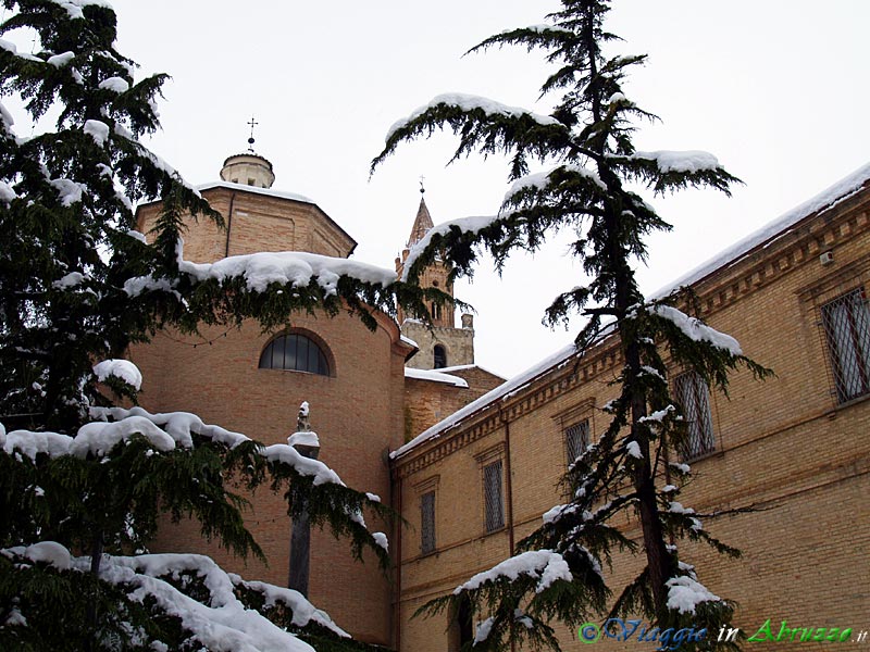 20-PC170743+.jpg - 20-PC170743+.jpg - La chiesa di S. Reparata (a sin.), il campanile della Cattedrale e il palazzo del Museo Capitolare.