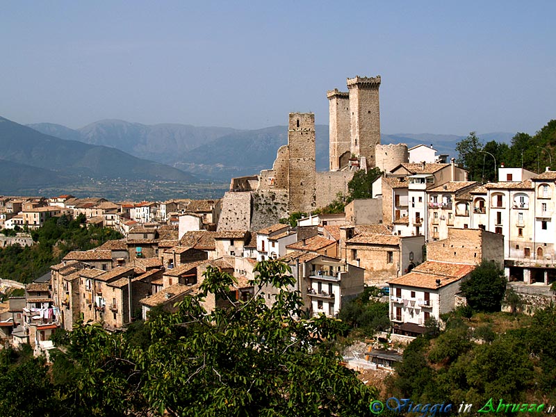 25-P8198183+.jpg - 25-P8198183+.jpg - Pacentro, 'I Borghi più belli d'Italia', nel Parco Nazionale della Majella. Il borgo ha acquistato fama internazionale, negli ultimi decenni, per aver dato i natali alla famiglia della celebre cantante-attrice Madonna.