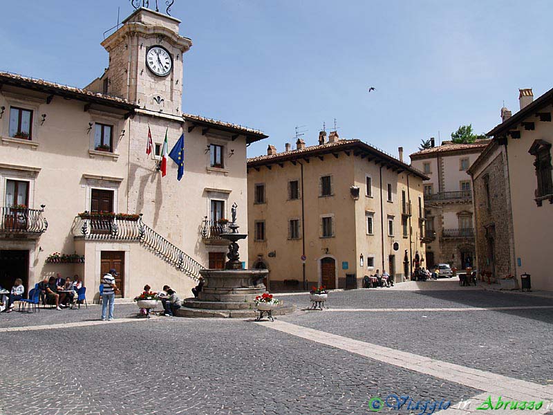 16-P6015690+.jpg - 16-P6015690+.jpg - Pescocostanzo (1.395 m. s.l.m., circa .100 abitanti), "I Borghi più Belli d'Italia", nel Parco Nazionale della Majella: Piazza del Municipio.