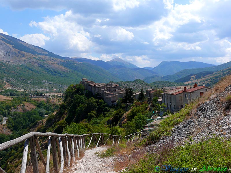 24-P1060812+.jpg - 24-P1060812+.jpg - Villalago (930 m. s.l.m., circa 630 abitanti), "I Borghi più Belli d'Italia", alle porte del Parco Nazionale d'Abruzzo, Lazio e Molise.