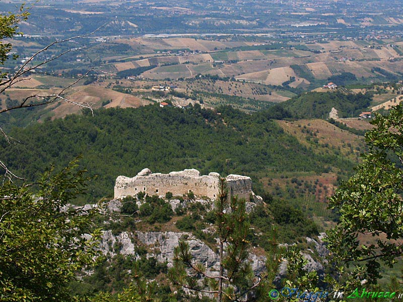 16-P7164984+.jpg - 16-P7164984+.jpg - I ruderi dell'inaccessibile fortezza medievale di Castel Menardo (XII-XIV sec.) a Serramonacesca, nel Parco Nazionale della Majella. Il castello, situato appena a qualche chilometro dalla storica abbazia benedettina di S. Liberatore a Majella (IX sec.), ebbe vita molto breve, giacchè risulta già distrutta sul finire del XV secolo.Ad un paio di chilometri dai ruderi del fortilizio sorge il suggestivo eremo di S. Onofrio (probabili origini tra l'XI e il XIV secolo).