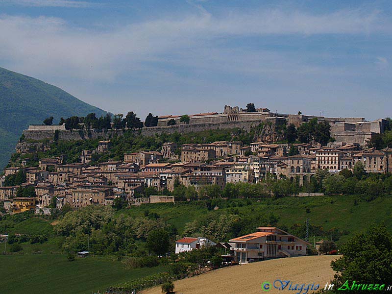 23-P5188280+.jpg - 23-P5188280+.jpg - La gigantesca fortezza di Civitella del Tronto, nel Parco Nazionale del Gran Sasso-Monti della Laga. La roccaforte, lunga oltre 500 m. e con una superficie superiore a 25.000 mq., è uno dei fortilizi più grandi d'Italia. E' nota da secoli per i lunghi e memorabili assedi subiti nel 1053, nel 1557 e, successivamente, in epoca risorgimentale. E' diventata storica  per essere stata l'ultima roccaforte del regno borbonico ad arrendersi, il 20 Marzo 1861, dopo un sanguinoso assedio durato oltre sei mesi, alla nascente Unità d'Italia.