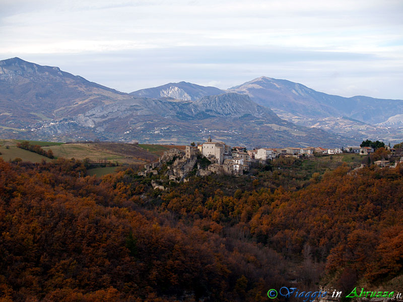 18-PC104583+.jpg - 18-PC104583+.jpg - Panorama autunnale del borgo di Musellaro, frazione di Bolognano.