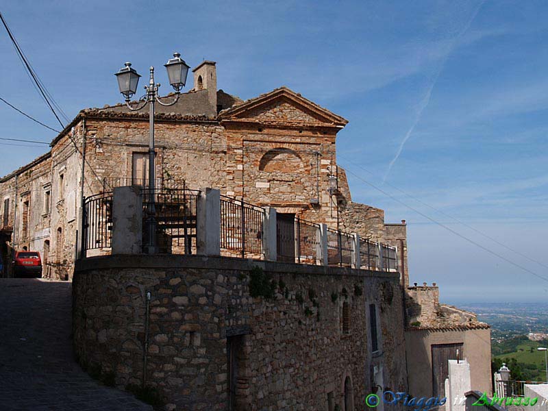02-P5167897+.jpg - 02-P5167897+.jpg - Il palazzo Pagliaccia e la chiesa di S. Antonio (XVI sec.).