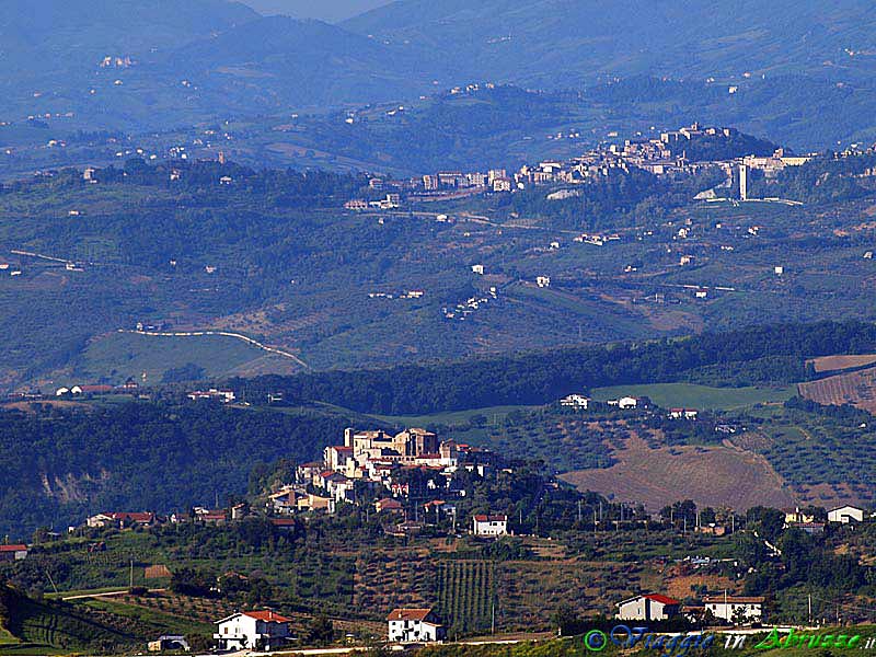01-P5084360+.jpg - 01-P5084360+.jpg -  In primo piano il suggestivo borgo di Elice. In secondo piano la città d'arte di Penne.