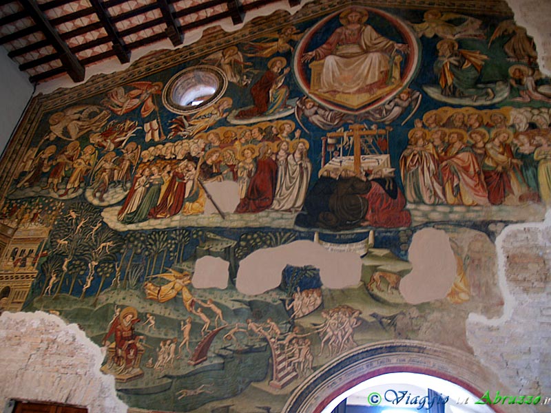 24-P4083788+.jpg - 24-P4083788+.jpg - Il celebre affresco del "Giudizio Universale" (XV sec.), sulla controfacciata della chiesa di S. Maria in Piano (XII sec.).