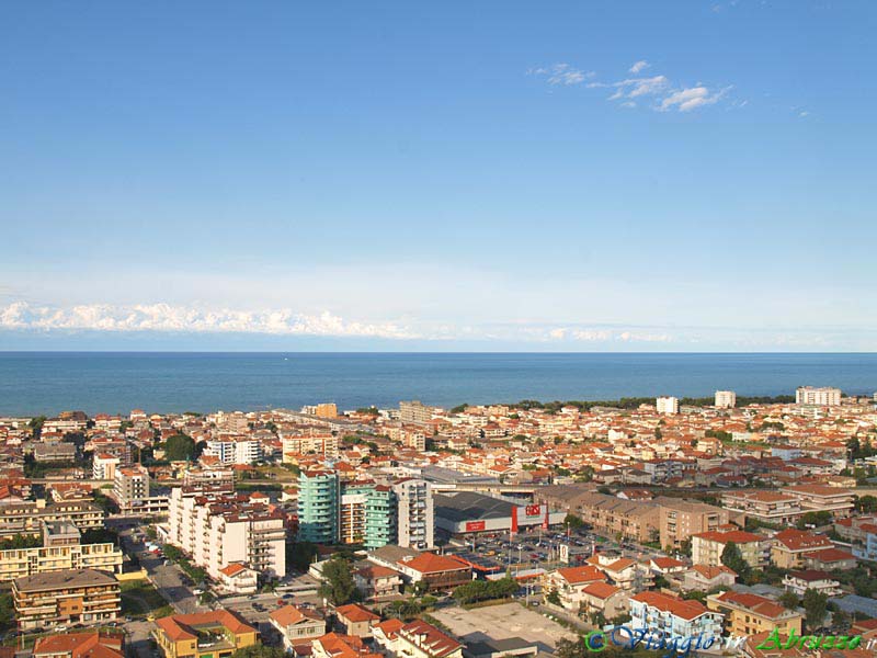 04-P7236534+.jpg - 04-P7236534+.jpg - Panorama della città balneare di Montesilvano.