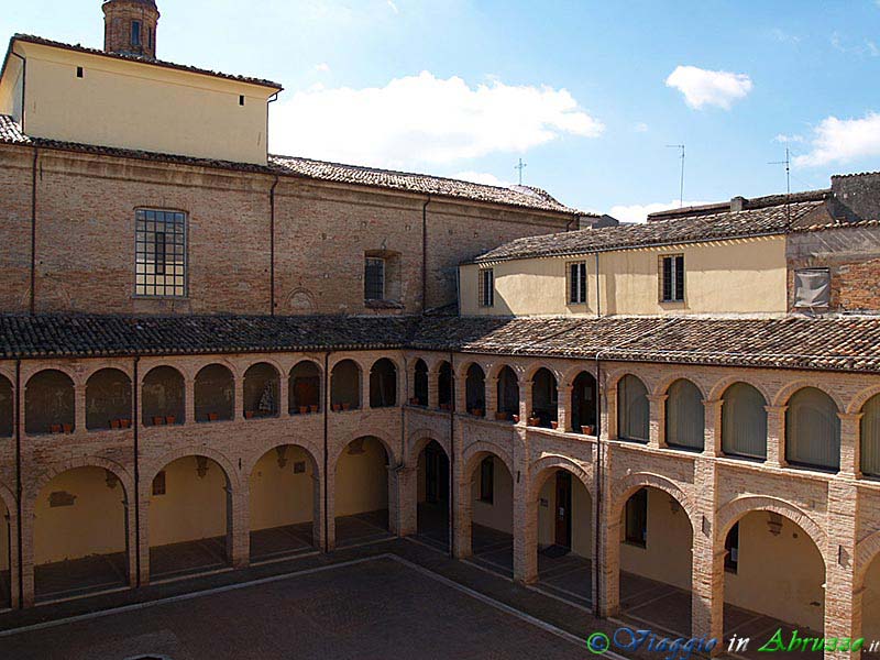 06-P4124096+.jpg - 06-P4124096+.jpg - Il chiostro dell'ex convento di S. Domenico.