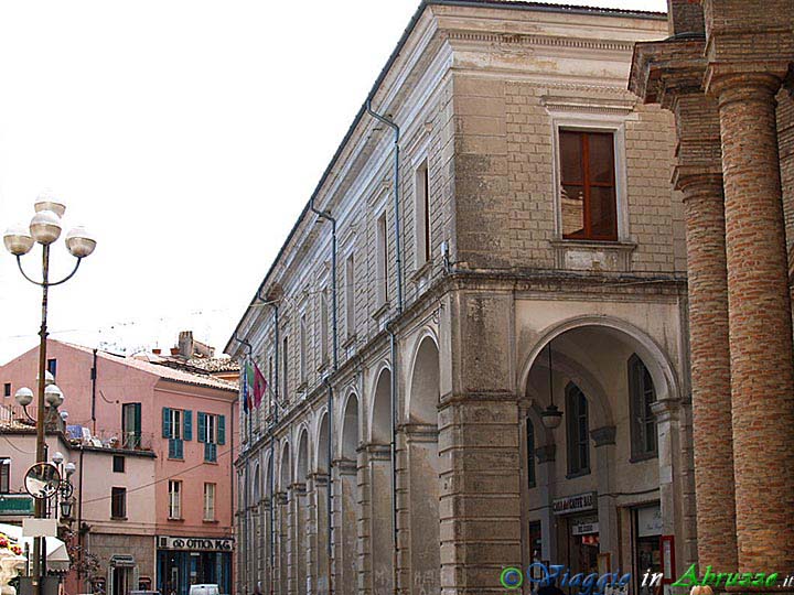 08-P4124215+.jpg - 08-P4124215+.jpg - Un bel palazzo del centro storico.
