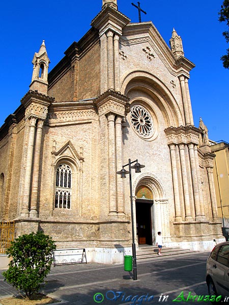 13-P7154677+.jpg - 13-P7154677+.jpg - La chiesa del Sacro Cuore.