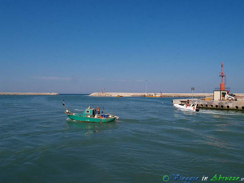 16-P7052567+.jpg - 16-P7052567+.jpg - Il porto-canale di Pescara.