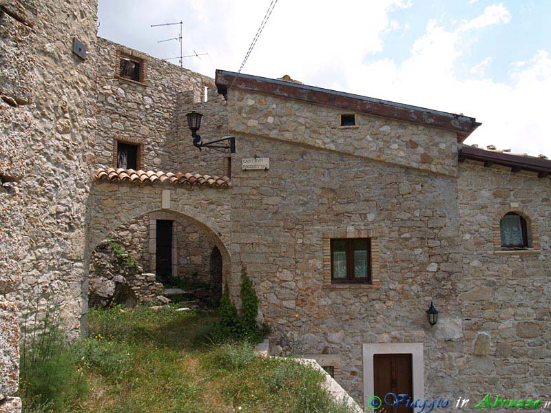 21-P7093381+.jpg - 21-P7093381+.jpg - "CASTRUM ROCCHETTAE": i resti del castello medievale nel suggestivo borgo di Roccacaramanico (o "Rocchetta", 1.080 m. s.l.m.), frazione di Sant'Eufemia a Majella.