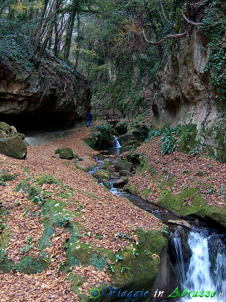 18-HPIM5621+.jpg - 18-HPIM5621+.jpg - Un suggestivo scorcio del fiume Alento, nei pressi dell'abbazia di  S. Liberatore a Majella.