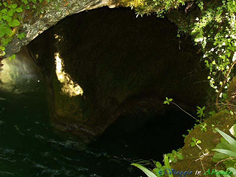 19-P7165052+.jpg - 19-P7165052+.jpg - Il fiume Alento nel breve tratto sotterraneo vicino l'abbazia di S. Liberatore a Majella.