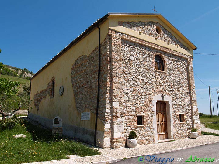 04-P5167576+.jpg - 04-P5167576+.jpg - La piccola chiesa di "Regina Coeli", appena fuori dal paese.