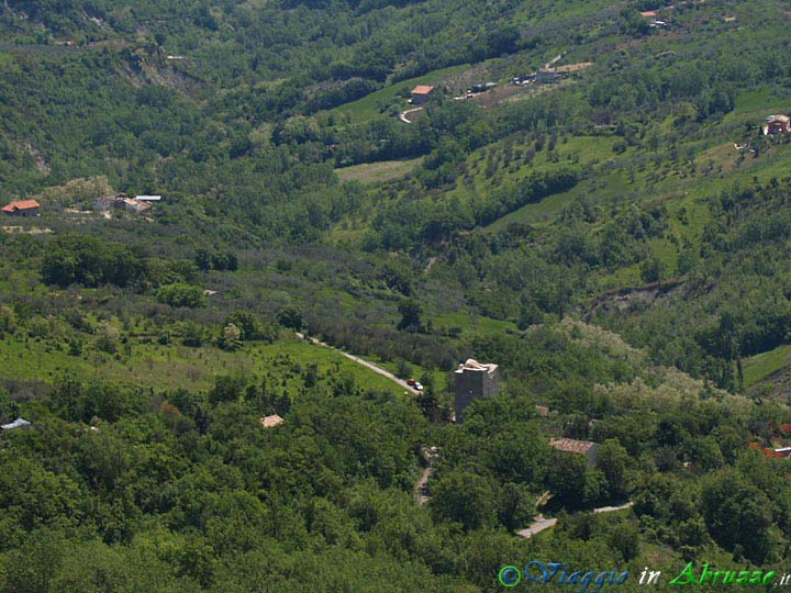 14-P5167632+.jpg - 14-P5167632+.jpg - Panorama dal borgo. Sidistingue, quasi in primo piano, la torre di avvistamento dell'antichissima abbazia cistercense di S. Maria di Casanova (1191), prima chiesa cistercense in Abruzzo.