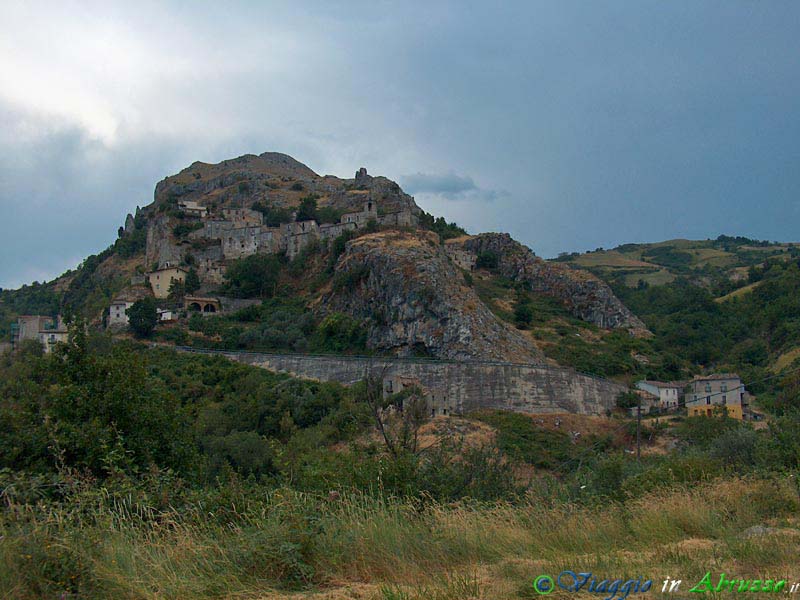 02-HPIM4503+.jpg - 02-HPIM4503+.jpg - Il suggestivo borgo di Corvara, nel Parco Nazionale del Gran Sasso-Monti della Laga.