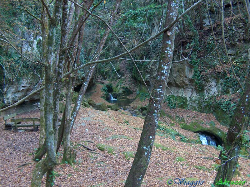 11-HPIM5617+.jpg - 11-HPIM5617+.jpg - Il fiume Alento nei pressi dell'abbazia di S. Liberatore a Majella, nel Parco Nazionale della Majella.
