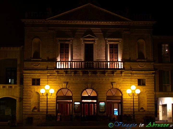 07-P1011431+.jpg - 07-P1011431+.jpg - Il Teatro Comunale, Monumento Nazionale, inaugurato il 25 Aprile 1881. La facciata, ricca di elementi architettonici e decorativi di gusto cinquecentesco, riflette, in piccolo, il Teatro 'Alla Scala' di Milano.