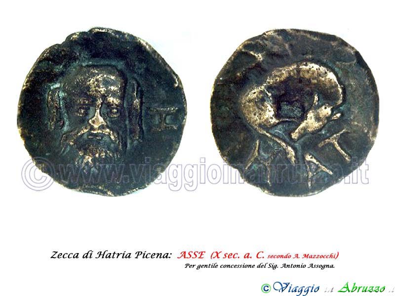 10-Zecca-Hatria.jpg - 10-Zecca-Hatria.jpg - Zecca dell'antichissima Hatria Picena: "Asse". La protome sulla moneta sarebbe il dio Hadranus, divinità illirica probabilmente venerata ad Atri in epoca pre-picena e pre-romana. Una delle rarissime serie complete di tutti gli undici 'nummi' è conservata al British Museum di Londra. La dimostrazione che di queste antiche monete si facesse, all'epoca, un ampio uso commerciale è data dai rinvenimenti di alcuni pezzi sia a Roma che a Rimini.