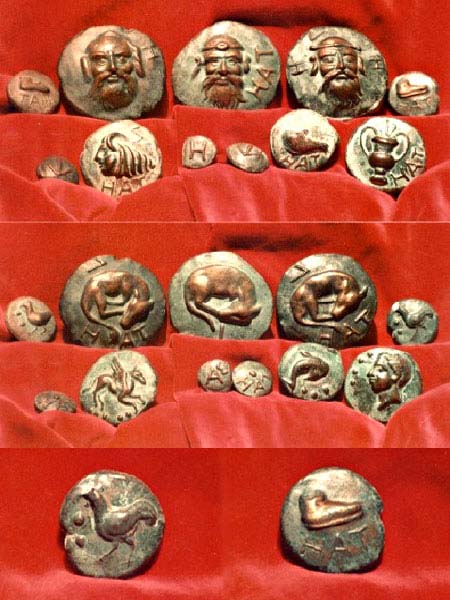 16-MoneteHat.jpg - 16-MoneteHat.jpg - Monete emesse dall'antica zecca di Hatria Picena (secondo alcuni studiosi databili intorno al X sec. a. C.). Una delle rarissime serie complete di tutti gli undici 'nummi' è conservata al British Museum di Londra. La prova che di queste antiche monete si facesse, all'epoca, un ampio uso commerciale è data dai rinvenimenti di alcuni pezzi sia a Roma che a Rimini.