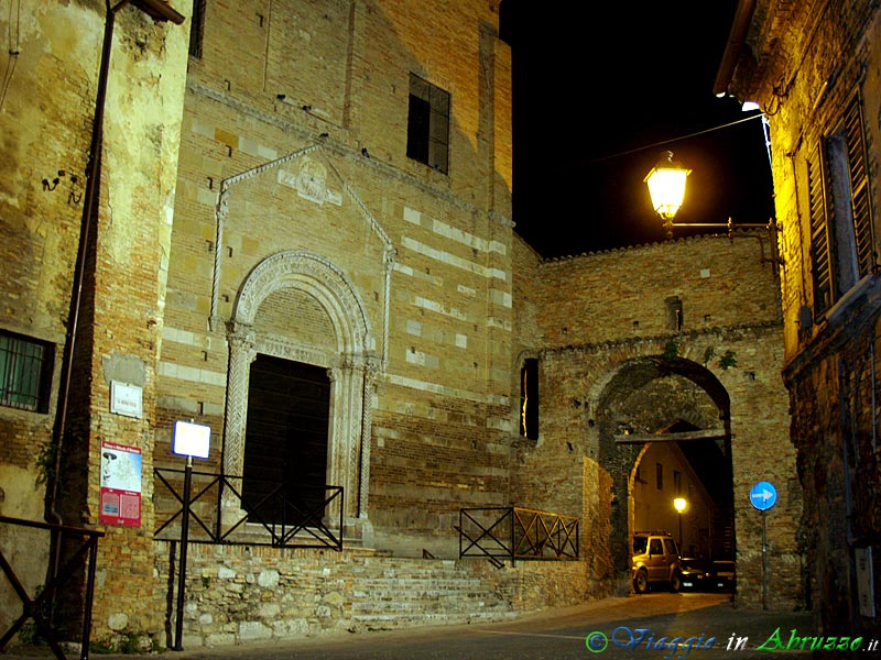 20-PC084547+.jpg - 20-PC084547+.jpg - La Chiesa di S. Giovanni Battista (XIII sec.) e la Porta di S. Domenico (XVI sec.).