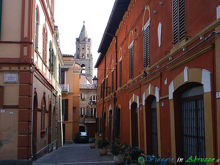 23-PIC_0009+.jpg - 23-PIC_0009+.jpg - Via del Commercio. Sullo sfondo il campanile della trecentesca chiesa di S. Agostino, "gemello", seppur con misure più ridotte, del campanile della Cattedrale.