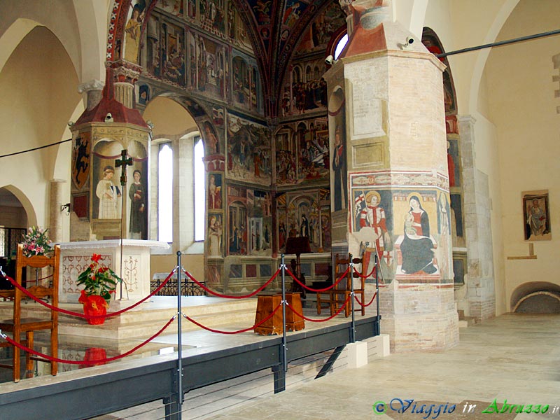39-P2128233+.jpg - 39-P2128233+.jpg - Basilica-Concattedrale "S. Maria Assunta": durante i lunghi lavori di restauro, durati quasi cinque anni, alcuni scavi effettuati nella chiesa, che è posta pochi centimetri sopra la città antica, hanno riportato alla luce, proprio sotto il presbiterio (ma non solo), importanti reperti di epoca romana. I mosaici e le altre tracce murarie sono visibili attraverso una pavimentazione in vetro.