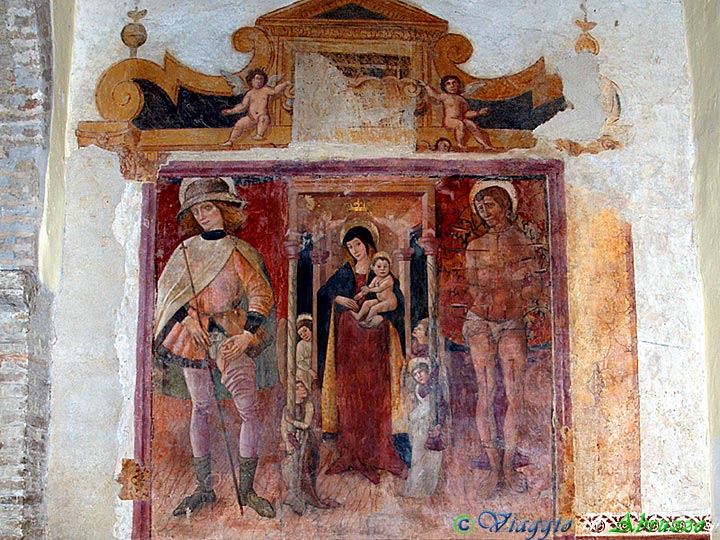 60-P3098336+.jpg - 60-P3098336+.jpg - L'affresco rinascimentale di Andrea De Litio raffigurante la "Madonna con Bambino tra S. Rocco e S. Sebastiano", dipinto sulla controfacciata della chiesa di S. Nicola (1256).