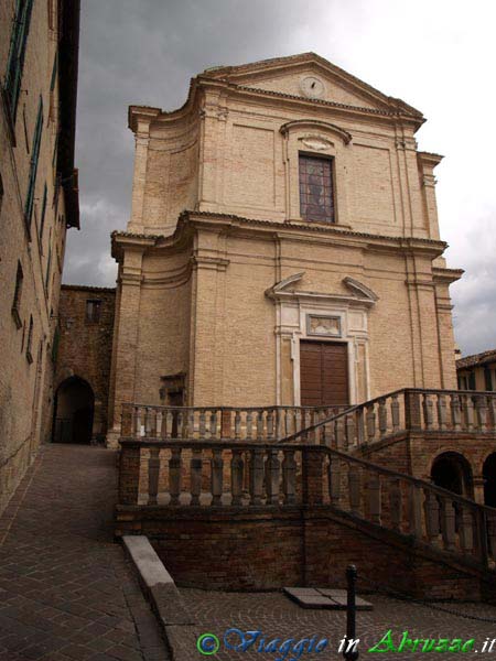 65-P3101783+.jpg - 65-P3101783+.jpg - La chiesa di S. Francesco, eretta nel XVIII sec. sui resti di una delle prime chiese francescane in Abruzzo. Sulla sinistra, l'antico convento. Tra la chiesa e il convento l'arco trecentesco, a sesto acuto, che divide i due edifici.