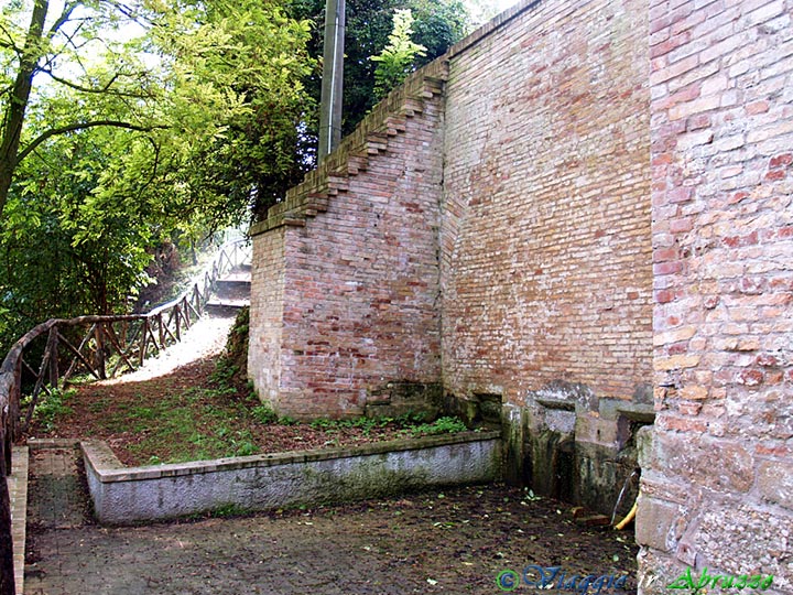 73-P9181224+.jpg - 73-P9181224+.jpg - Fontane Archeologiche: Fonte della Strega.