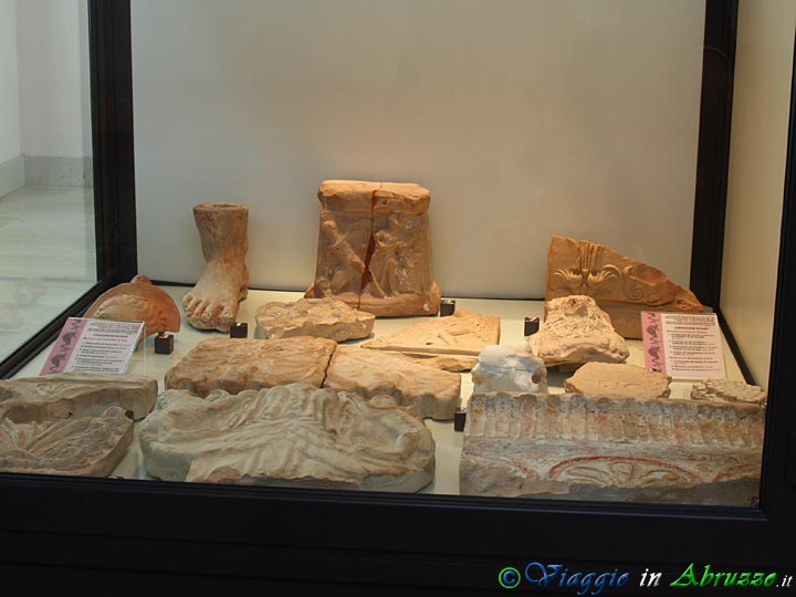 05-PC270550+.jpg - 05-PC270550+.jpg - Collezione V. Rosati: materiale proveniente dal territorio di Atri e dal tempio italico di Colle S. Giorgio (vicino Castiglione Messer Raimondo).