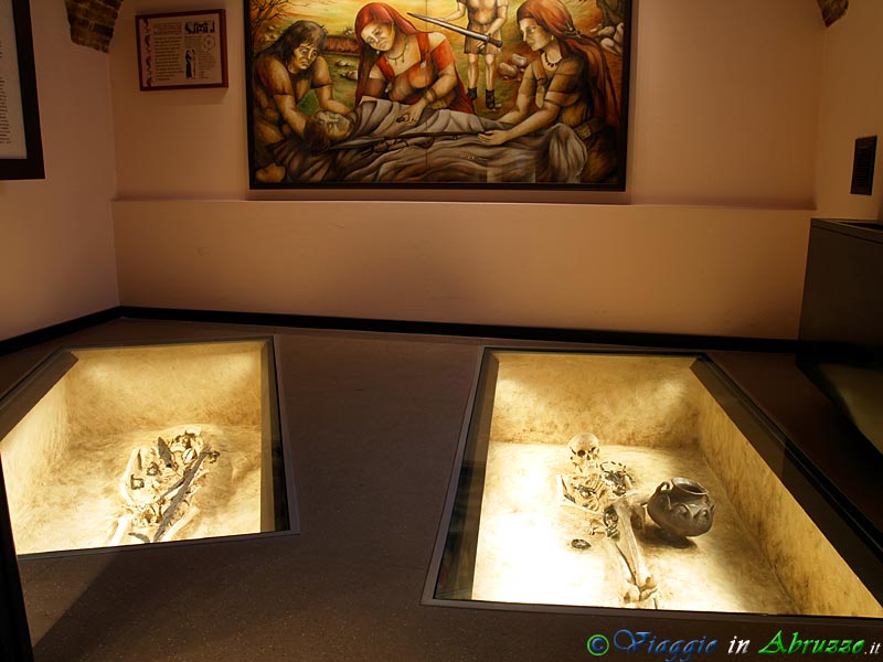 07-PC270555+.jpg - 07-PC270555+.jpg - Sezione protostorica: esposizione di due sepolture, una maschile e una femminile, coi rispettivi corredi, provenienti dalla necropoli atriana di Pretara.