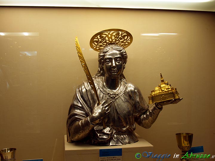 08-PC280477+.jpg - 08-PC280477+.jpg - Busto di S. Reparata (Patrona della città di Atri) in argento sbalzato cesellato dorato (Valerio e Teodorisio Ronci, Atri, fine XVI secolo).